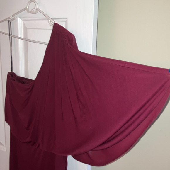 EShakti one-shoulder gown in Burgundy. Size 8-10 - Picture 3 of 7